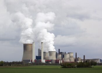 EU Aims for 90% Emissions Cut by 2040 Amidst Challenges