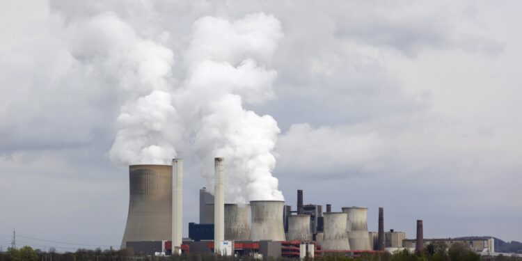 EU Aims for 90% Emissions Cut by 2040 Amidst Challenges