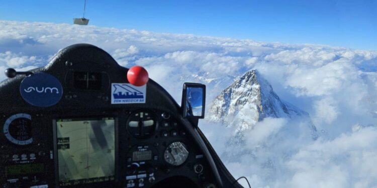 Polish Aviators Make History with First Glider Flight Over K2