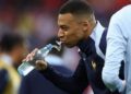 FIFA reverses ban on water bottles