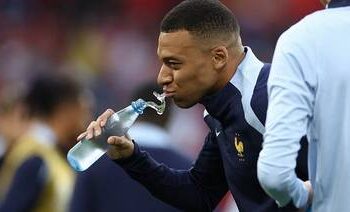 FIFA reverses ban on water bottles