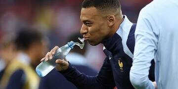 FIFA reverses ban on water bottles