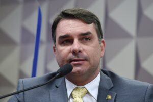 Close up of Brazilian residential candidate, Flávio Bolsonaro, speaking into a mic.