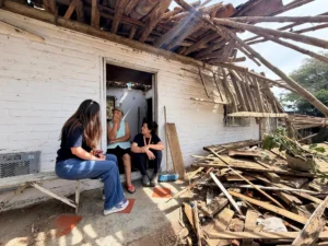 Widespread destruction across western Colombia has reduced homes and public infrastructure to rubble, leaving thousands displaced and in urgent need of basic services. Photo: Carolina Nuñez/CARE