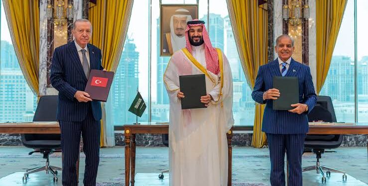 Saudi Arabia, Türkiye and Pakistan Sign Defence Agreement in Makkah